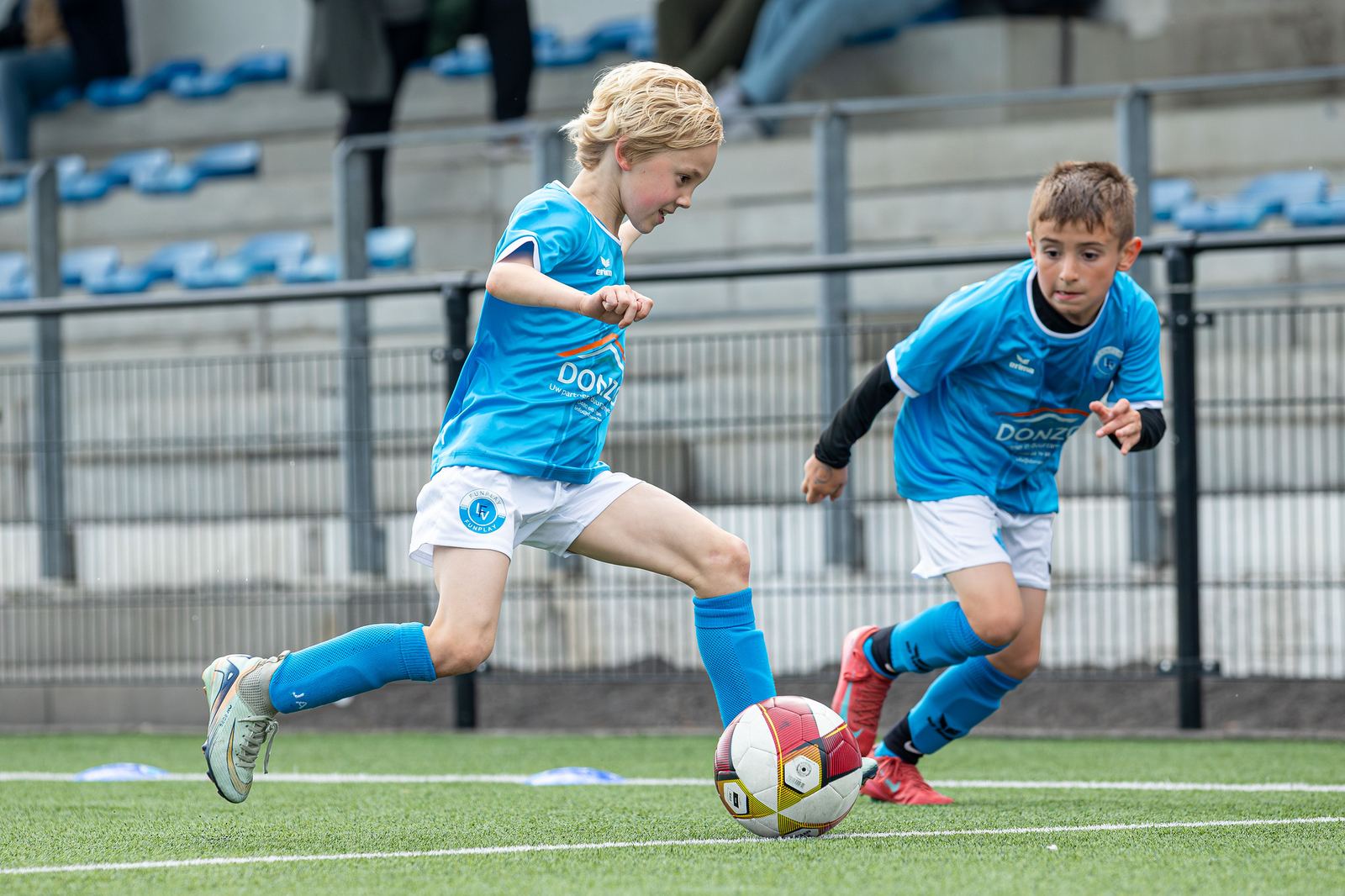 Speler dribbelt met de bal aan de voet