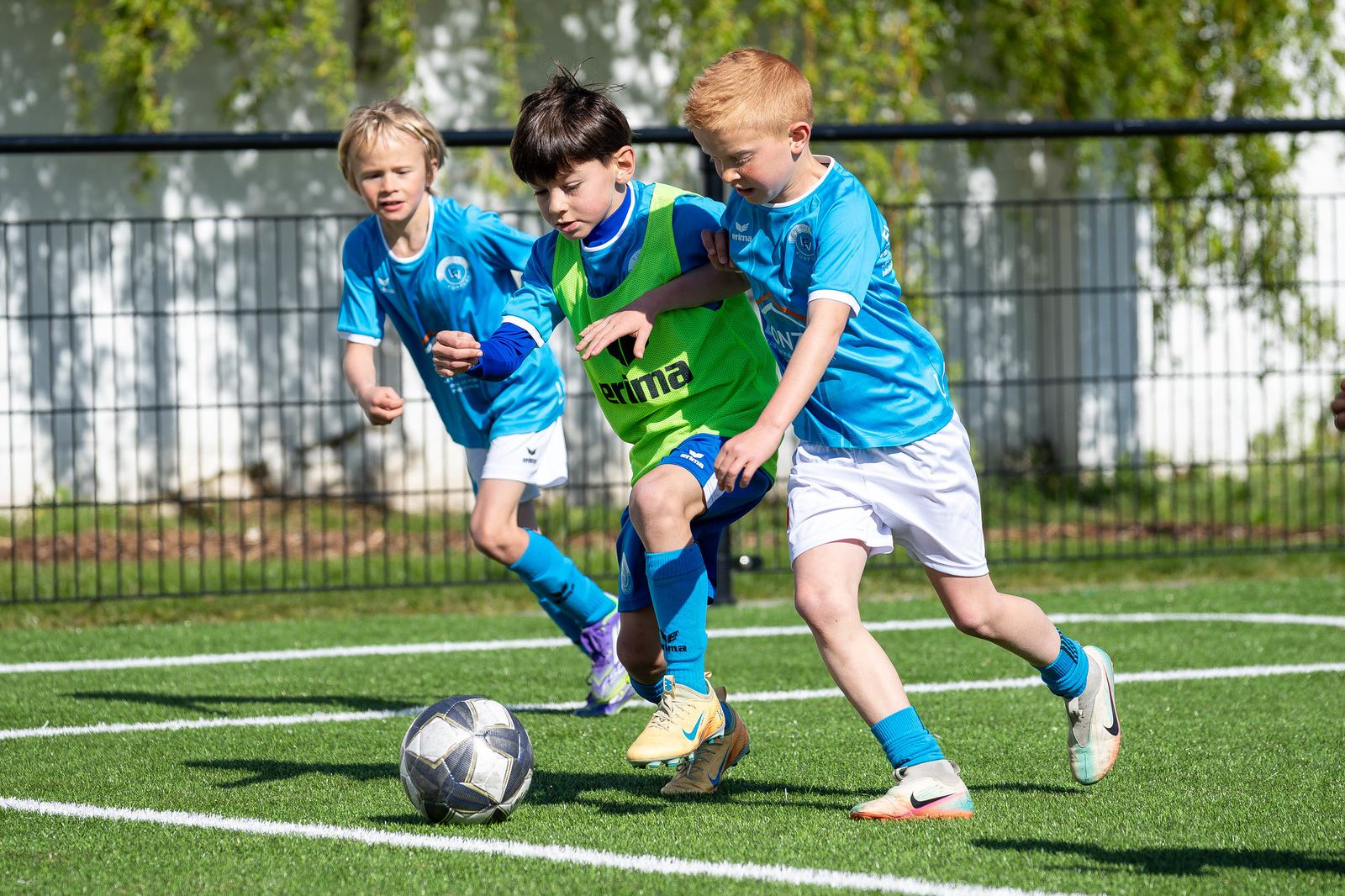 Drie jeugdspelers in duel tijdens een LV Funplay stage