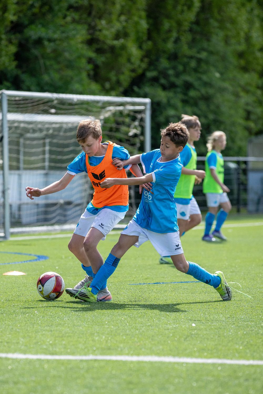 Duel om de bal tijdens een LV Funplay training
