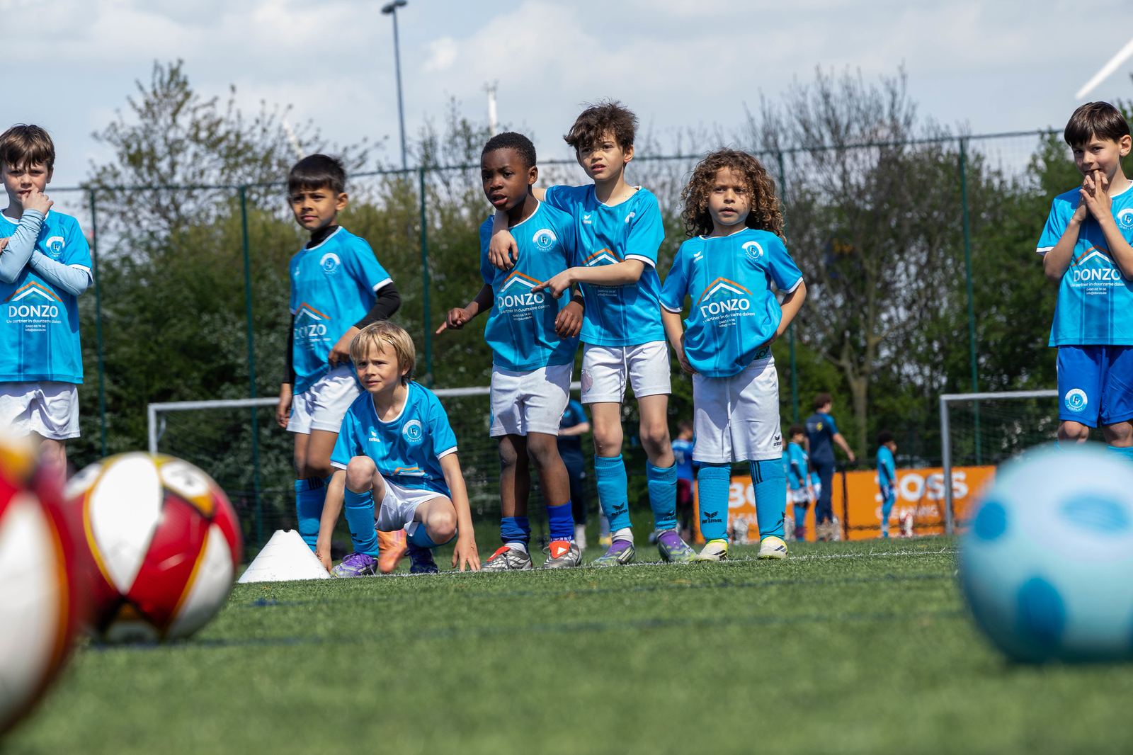 Spelers kijken geconcentreerd naar de oefening