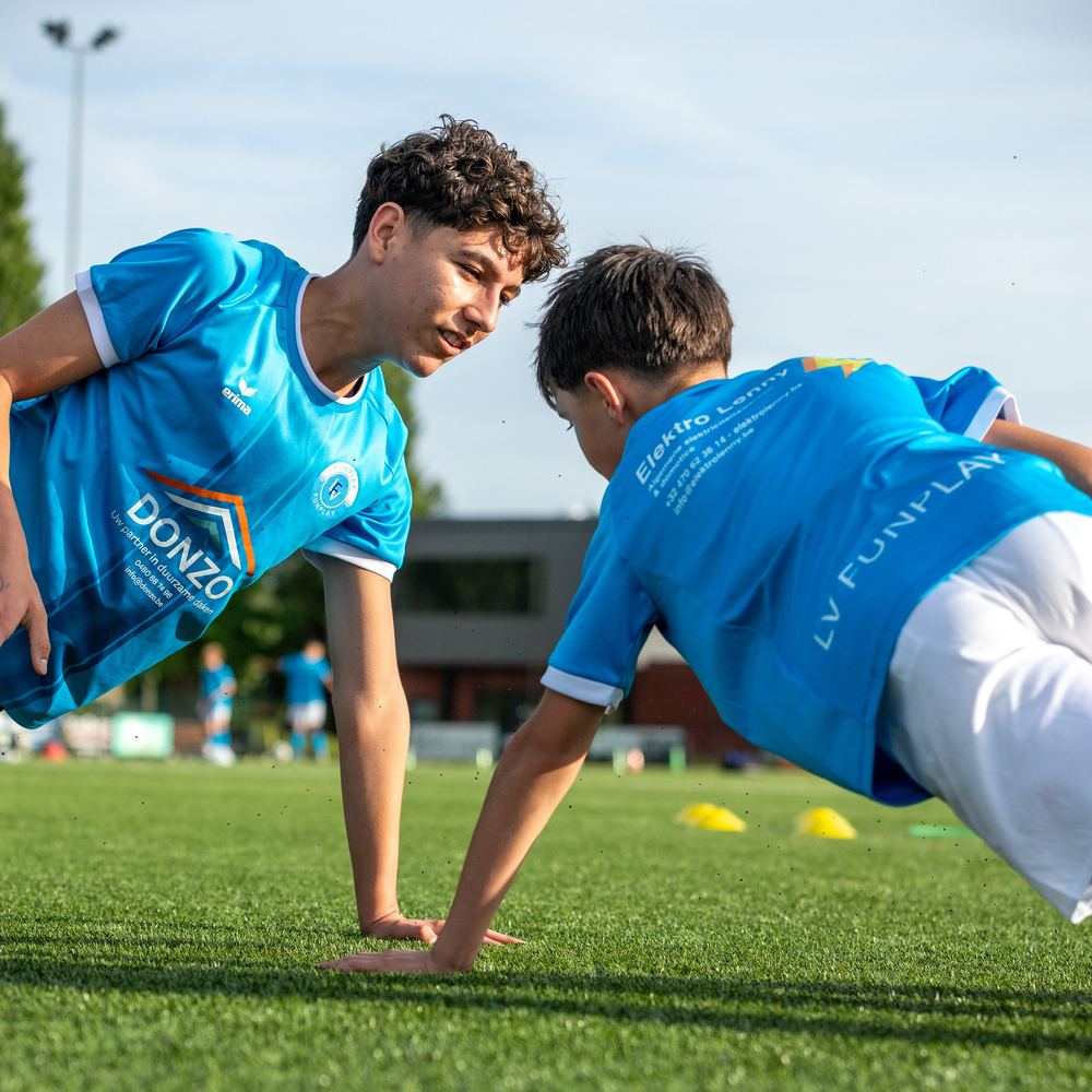 Twee spelers doen samen opdrukoefeningen