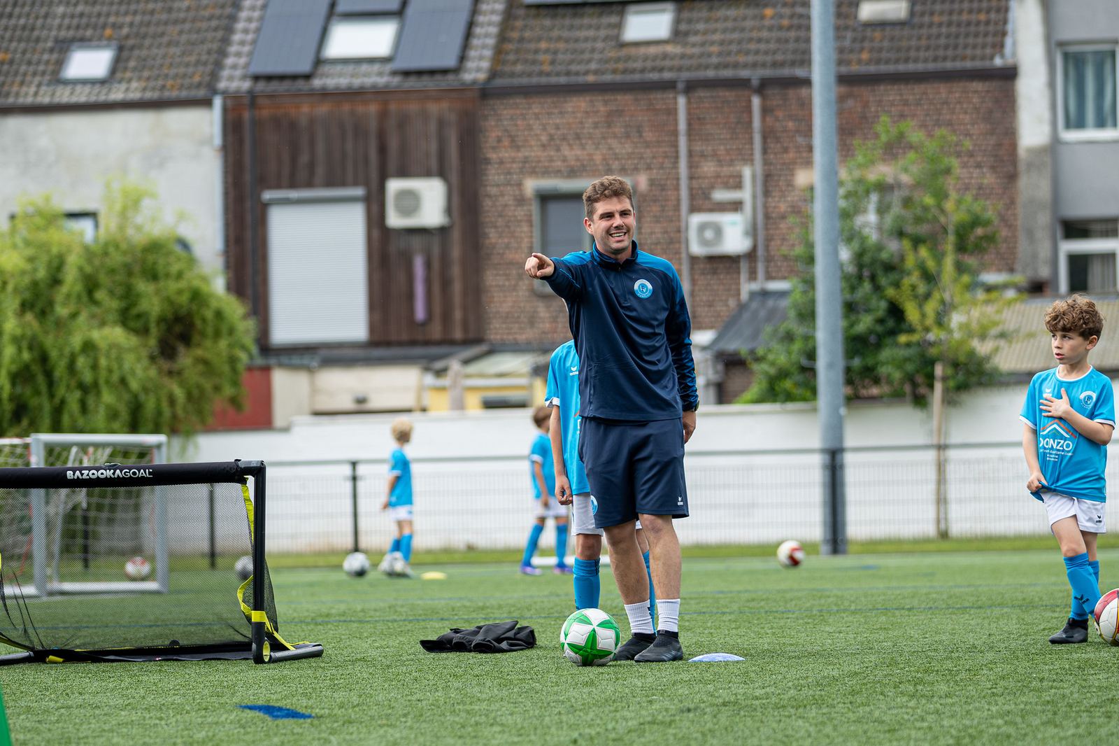 Trainer geeft uitleg op het veld