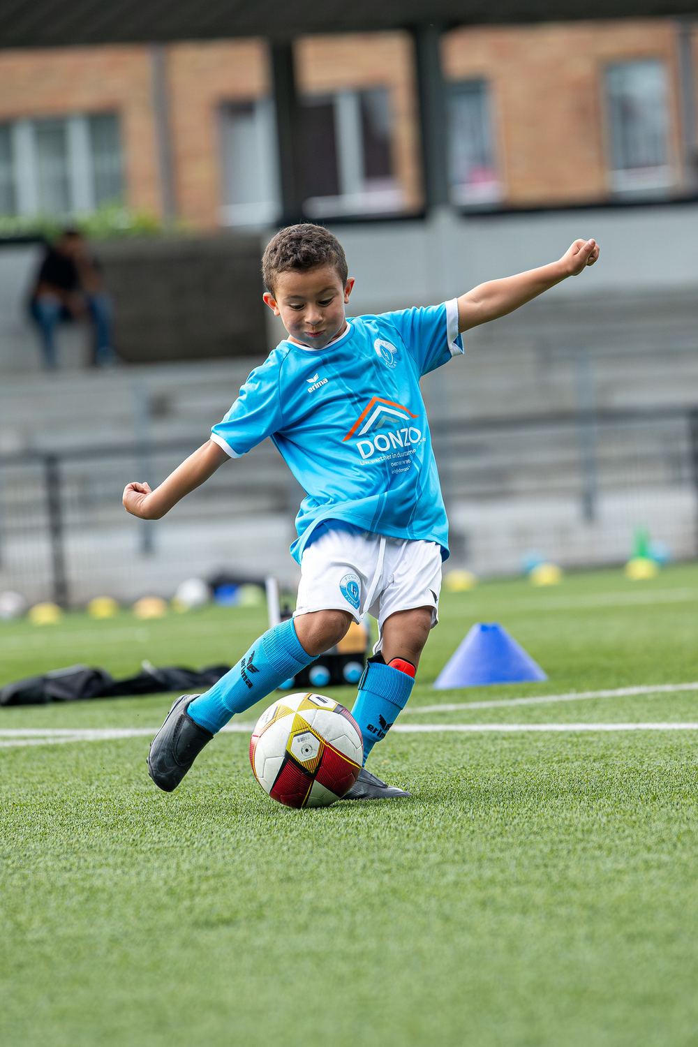 Speler haalt uit naar de bal