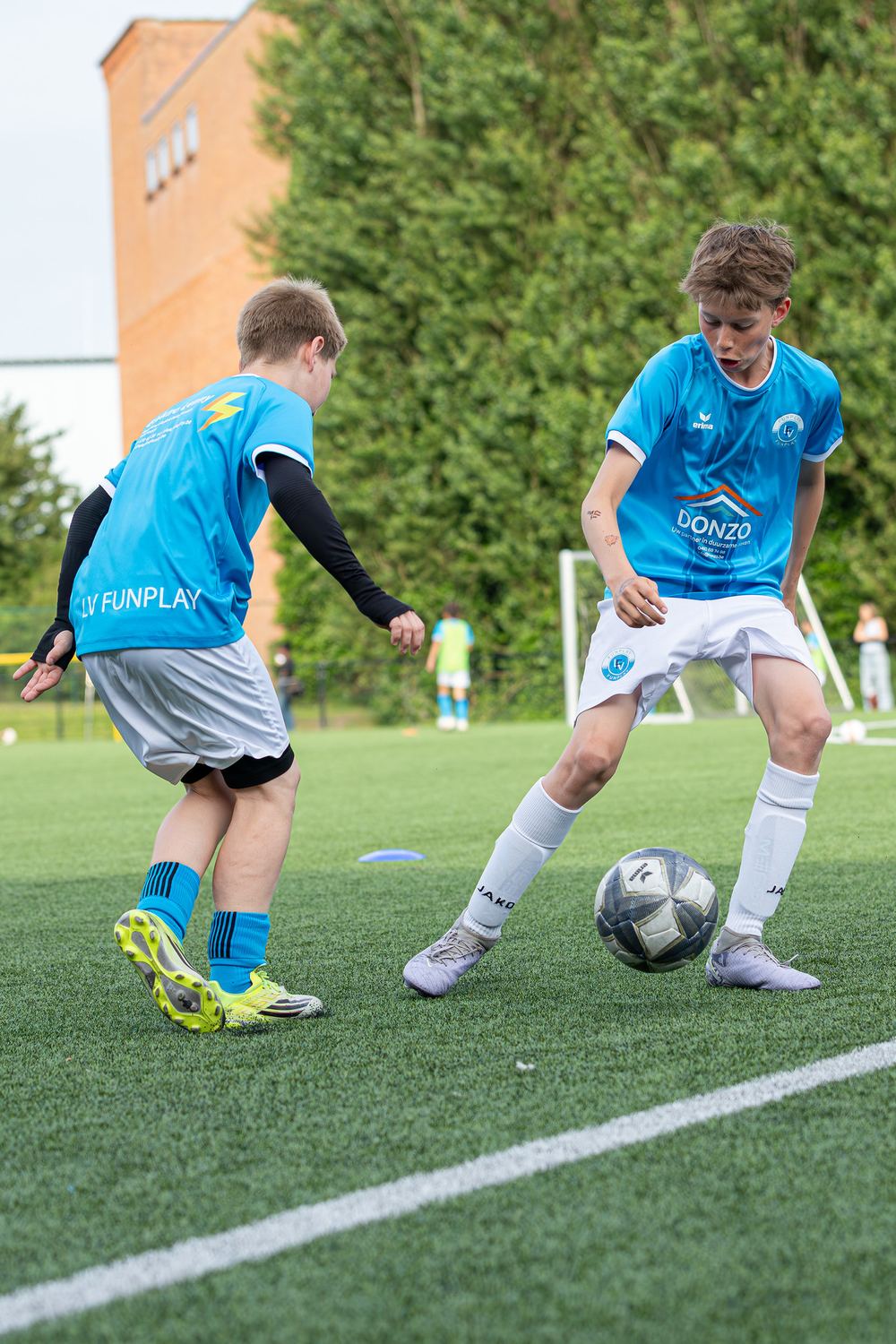 Twee spelers in het LV Funplay-kledijsetje