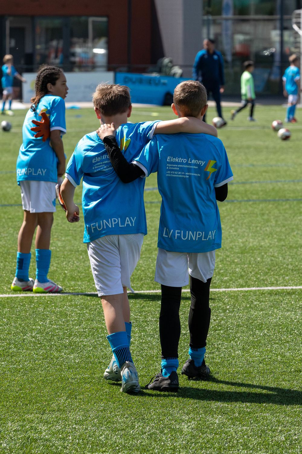 Twee spelers arm in arm op het veld bij LV Funplay