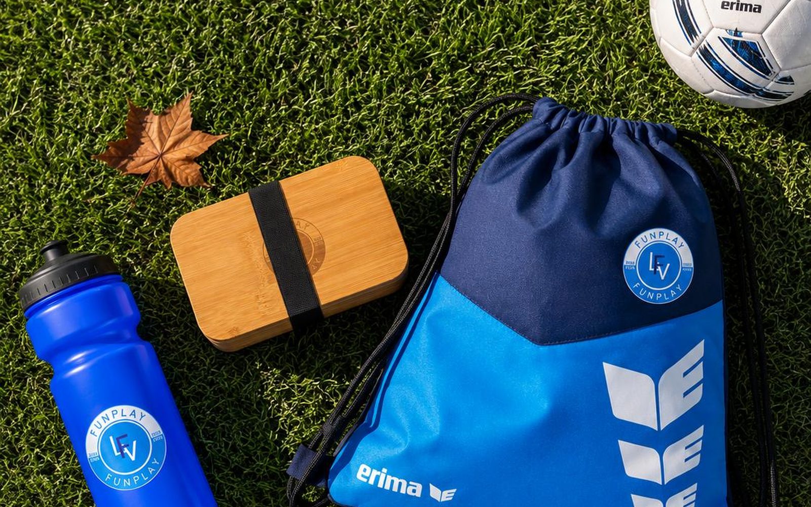 LV Funplay drinkfles, brooddoos en sporttas op het veld